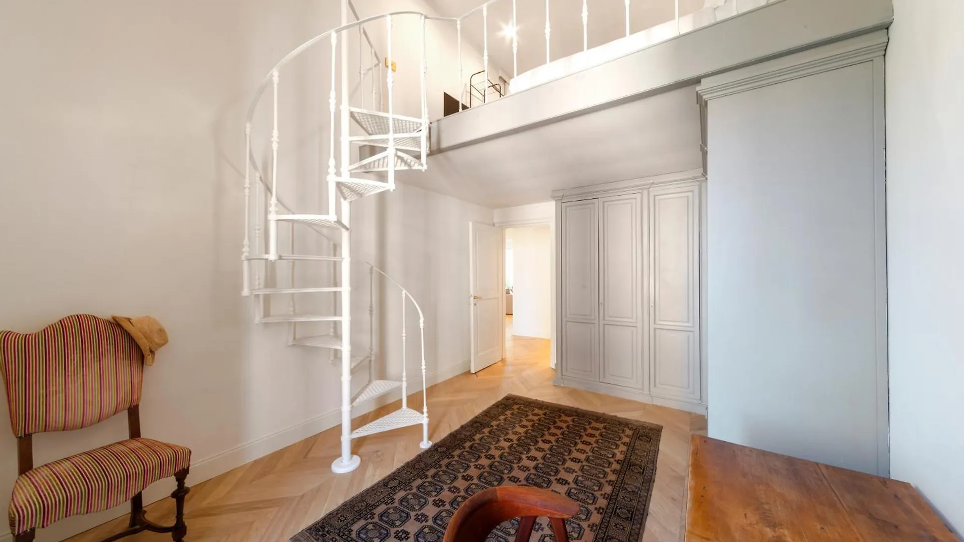 Timeless Elegance In Trastevere 로마 아파트