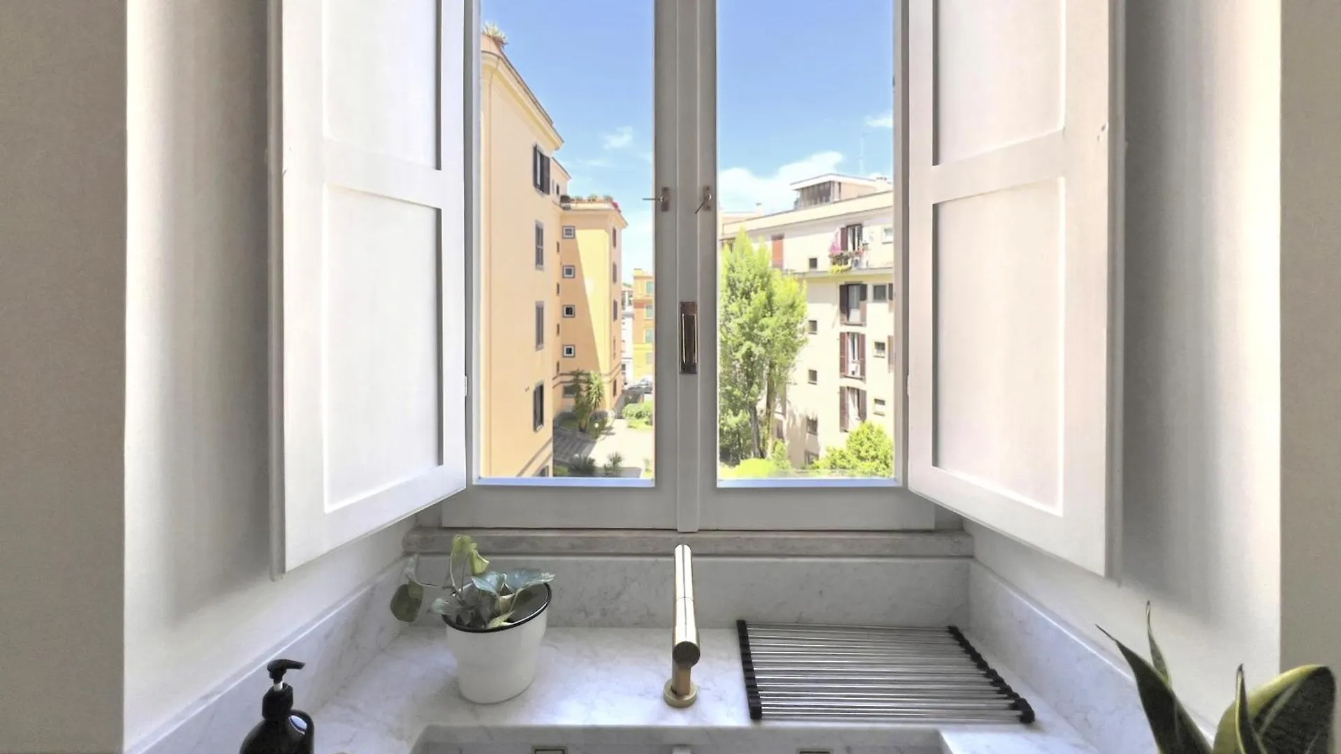 Timeless Elegance In Trastevere 로마